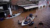 ‘Filme de terror’: ilhados no Rio Grande do Sul esperam resgate e usam até geladeira como barco