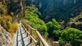 La espectacular ruta de Granada que atraviesa un imponente cañón a través de puentes colgantes y montañas