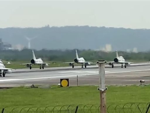 520就職／空軍戰機新竹基地起飛！「大雁隊形」衝場 軍事迷搶拍