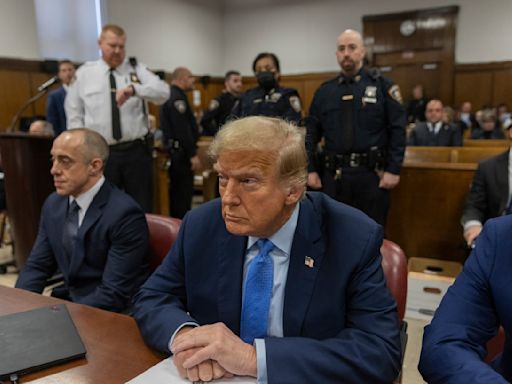 Abogados de Trump intentan desacreditar testimonio de primer testigo en juicio de pago por silencio