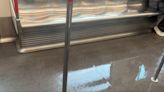 網上熱話｜港鐵東涌綫車廂變「水舞間」 雨水疑從車頂滴落地上 (有片)