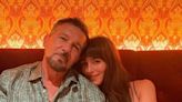 Antonio Banderas mostra reencontro com a filhona Dakota Johnson, estrela de '50 Tons de Cinza', e fãs se derretem: 'Lindos demais'