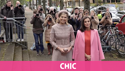 Duelo de estilo: Letizia se pone en pie y reaparece con Máxima de Holanda