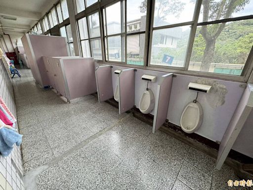 離譜！幼兒園廁所設在走廊長達7年 桃議員陳治文會勘傻眼