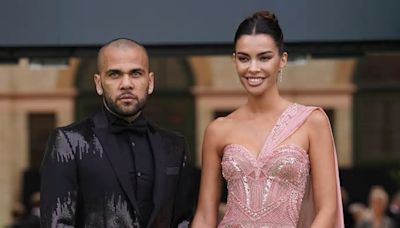 Dani Alves y Joana Sanz confirman su reconciliación paseando de la mano