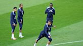 Mbappé entrena con sus compañeros con una máscara antes del duelo de Francia y Holanda