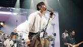 Malasia cancela un festival de música tras un beso del cantante de The 1975 con otro hombre