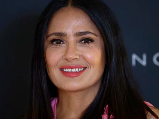 Salma Hayek festejó los 80 años de su mamá cantándole “La Sandunga”