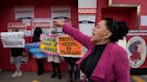 Trabajadoras sexuales protestan por cierre de local en Lima
