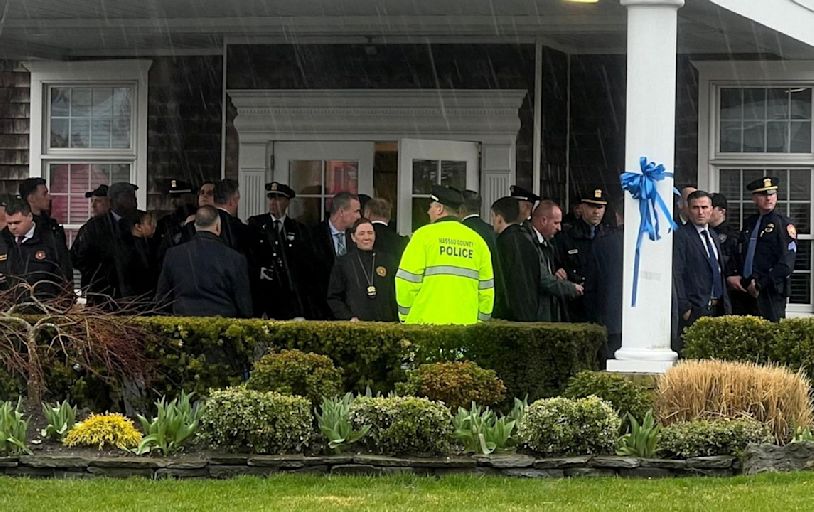 Family, mourners gather at Massapequa Park funeral home to start two-day wake for fallen NYPD Officer Jonathan Diller