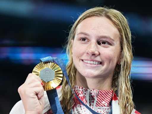 Summer McIntosh wins gold in 200 butterfly, continues ascent to swimming supremacy at 2024 Paris Olympics