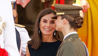 Letizia estrena un sobrio vestido de Carolina Herrera para no hacer sombra a Leonor en un día especial para Leonor