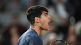 Carlos Alcaraz vence a Tsitsipas en tres sets y se cita con Sinner en semifinales de Roland Garros