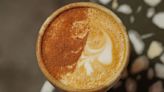 Café con canela en ayunas: especialista detalla los beneficios de esta combinación