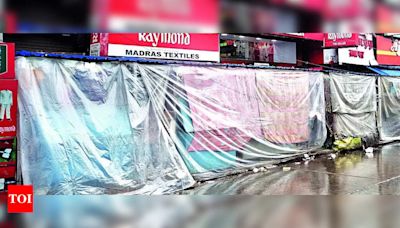 Rain forces hawkers to shift back to plastic across city | Kolkata News - Times of India