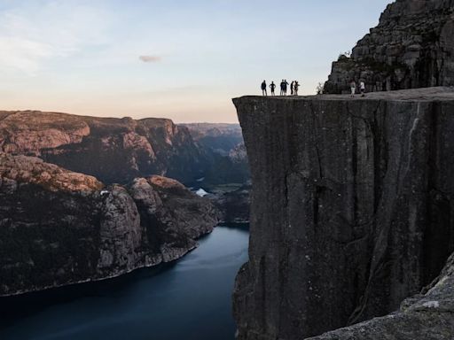 Un hombre murió tras caer del acantilado de Noruega conocido por “Misión Imposible”