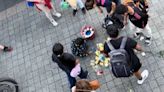 Niño tira por accidente las gelatinas que vendía en las calles y lo ayudan de esta manera