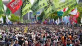 Trabajadores y activistas en Asia y Europa piden más derechos laborales en marchas del 1 de mayo
