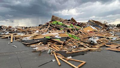 Los tornados del Medio Oeste causan graves daños en los suburbios de Omaha