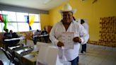 Daniel Santoyo, candidato del Distrito 10, emite su voto