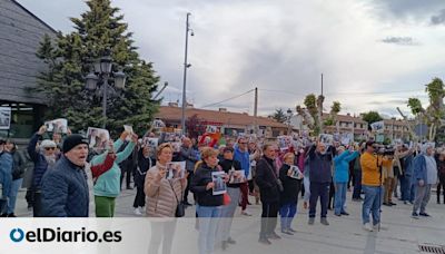 Los vecinos de Alpedrete se manifiestan contra la retirada de las placas de Paco Rabal y Asunción Balaguer por PP y Vox