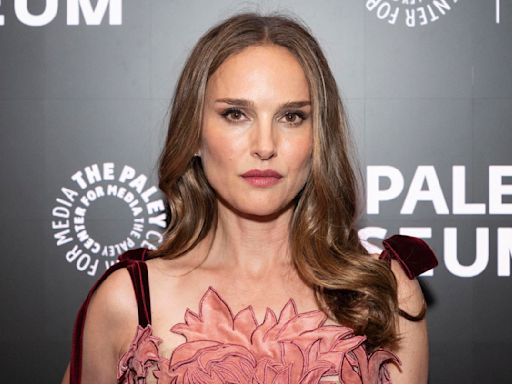 Natalie Portman : l’actrice de 43 ans renversante dans une robe à fleurs 3D