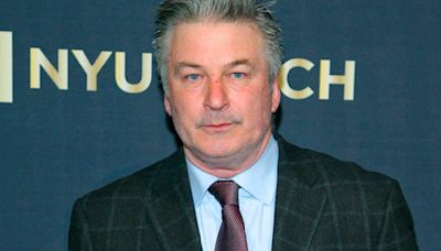 Captan reacción violenta de Alec Baldwin con una manifestante antiisraelí