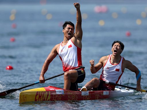 La foto olímpica del día elegida: tanta agua no puede apagar el fuego de dos dragones chinos, Hao Liu y Bowen Ji