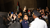 昨晚紐約警察驅散校園反以抗議營地 激進組織領袖被捕