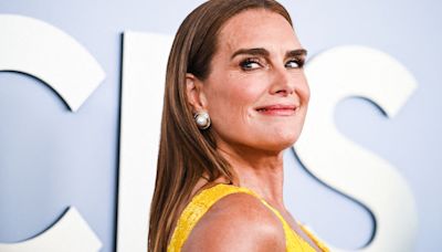 Brooke Shields, star des années 90, ose les crocs sur le tapis rouge : son look vaut le détour