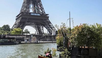 Un lío le estalla a Macron: la mala calidad del agua en el Sena anula los entrenamientos