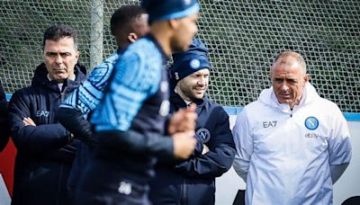 Entrenador del Napoli controla a su equipo con un dron