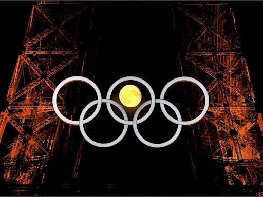 奧運／最浪漫的奧運！滿月闖進巴黎鐵塔五環絕美畫面曝