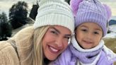 Que fofura! Filha de Leo Santana e Lore Improta encanta ao se divertir na neve