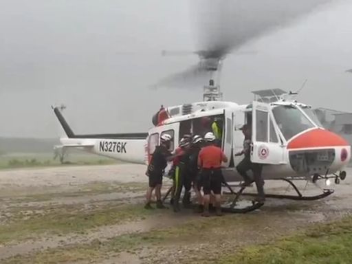 Rescatan en helicóptero a personas atrapadas por tormenta tropical Alberto en Nuevo León