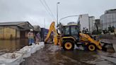 Prefeitura usa sacos de areia e cimento para fechar comporta do sistema anticheias em Porto Alegre