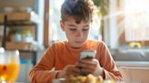 A qué edad es recomendable dar a un niño su primer celular, según los expertos