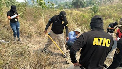 Autoridades hondureñas exhuman osamentas en fosas clandestinas de pandilleros