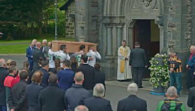 Hundreds attend final farewell of GAA legend John O’Mahony - news - Western People