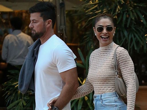 Juliana Paes e marido vão ao cinema com os filhos no Rio de Janeiro