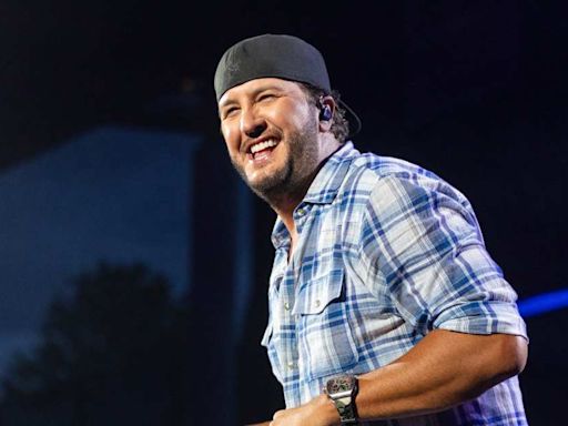 Fans Say Luke Bryan Could’ve Been a ‘Great Girl Dad’ After Watching Him Dance With Young Concertgoer