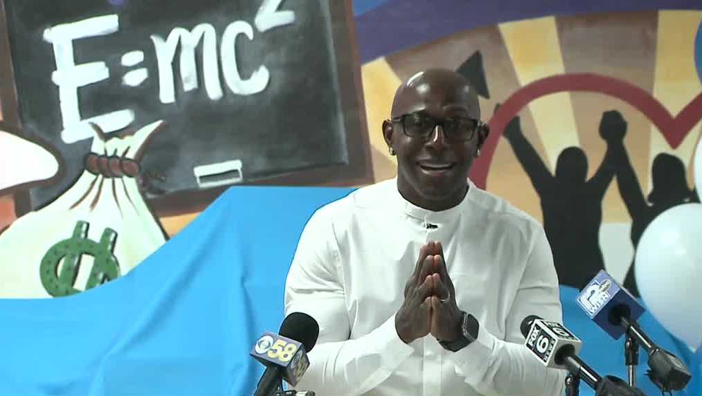 Green Bay legend Donald Driver donates laptops to Milwaukee students