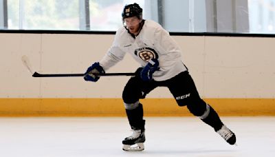 Training Camp Buzz: Elias Lindholm returns to Bruins practice after 9-day absence | NHL.com