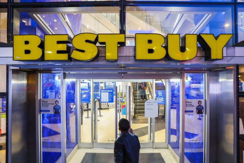 Best Buy shares surge 11% on earnings beat despite sales decline By Investing.com