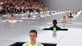 Kim Jones, da Dior, faz modelos surgirem do chão na Semana de Moda de Paris