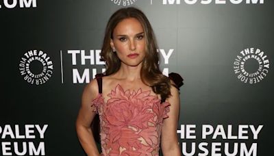 Natalie Portman fait sensation en mini-robe à fleurs 3D