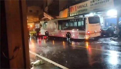 颱風釀災! 視線不清+號誌壞 公車撞毀3屋3車
