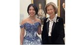 La reina emérita Sofía de España posa junto a Ángela Aguilar