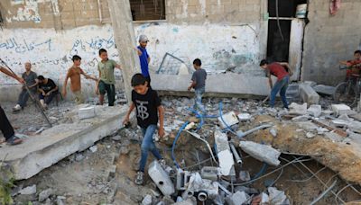 Un mortífero bombardeo golpea una escuela en Gaza y miles de palestinos huyen de los combates