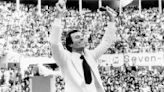 Cuando Julio Iglesias orquestó el primer megaevento chileno en el Estadio Nacional - La Tercera